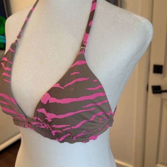Beach Bunny - Indy Bikini Tri Halter Bikini Top - Size: DD - Picture 3 of 7